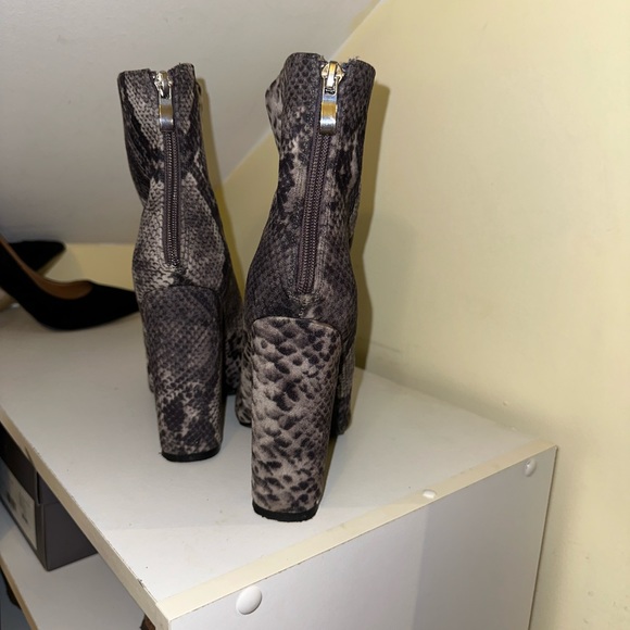 FashionNova ankle boots. Worn once, size 7. - Picture 2 of 3